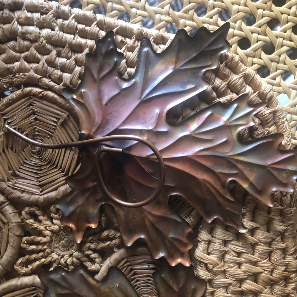 Pair of Detailed Brass Maple Wall Leaves - Picture 10 of 13